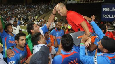 बड़ी खबर : भारत को वर्ल्ड चैंपियन बनाने वाला अब पाकिस्तान टीम में हुआ शामिल, PCB ने दिया ये अहम रोल भारत को 2011 वर्ल्ड कप जिताने के बाद टीम इंडिया के खिलाड़ियों ने कोच गैरी कर्स्टन को कंधे में उठाया