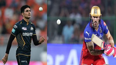 GT vs RCB: बेंगलुरु ने टॉस जीतकर चुनी गेंदबाजी, ग्लेन मैक्सवेल की वापसी, जानें दोनों टीमों की प्लेइंग 11 मैदान पर एक्शन में गुजरात टाइटंस के कप्तान शुभमन गिल और बेंगलुरु के कप्तान फाफ डुप्लेसी