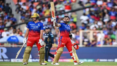 GT vs RCB: 10 छक्के, 243 की स्ट्राइक रेट, विल जैक्स के हाहाकारी शतक से जीती RCB, विराट का भी आलोचकों को मुंहतोड़ जवाब, गुजरात की 9 विकेट से हार अर्धशतक ठोकने के बाद जश्न मनाते विराट कोहली, साथ में खड़े विल जैक्स
