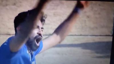 41 गेंद पर शतक ठोक RCB को जिताने वाले विल जैक्स के साथ मोहम्मद सिराज ने अच्छा नहीं किया, सबके सामने... मोहम्मद सिराज कैच छोड़ जाने पर विल जैक्स पर भड़क गए.