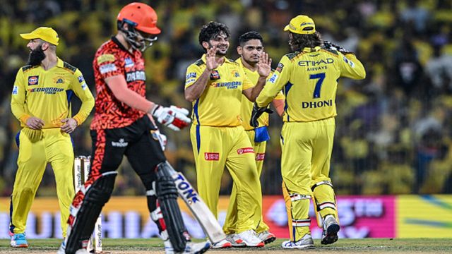 IPL 2024 Points Table : हैदराबाद पर जीत के बाद तीसरे स्थान पर पहुंची चेन्नई सुपर किंग्स, 5 टीमों के पास बराबर अंक, जानें CSK vs SRH मैच के बाद पॉइंट टेबल का हाल शाुर्दल ठाकुर (बीच में) विकेट का जश्न मनाते हुए