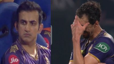 KKR vs DC: कुलदीप यादव ने स्टार्क की गेंद पर जड़ा शॉट, हर्षित राणा ने बना दिया छक्का, गेंदबाज की निकली हंसी तो गंभीर को आया गुस्सा, VIDEO गुस्से में गौतम गंभीर, छक्के के बाद सिर पकड़ते मिचेल स्टार्क