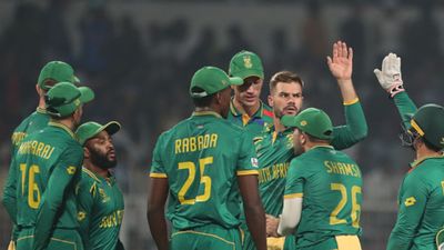 South Africa T20 WC Squad: वर्ल्ड कप के लिए साउथ अफ्रीकी टीम का ऐलान, एडन मार्करम के हाथों में कमान, रिटायर हो चुके खिलाड़ी की वापसी, 2 अनजान चेहरे भी शामिल विकेट लेने के बाद साथी खिलाड़ियों संग जश्न मनाते एडन मार्करम