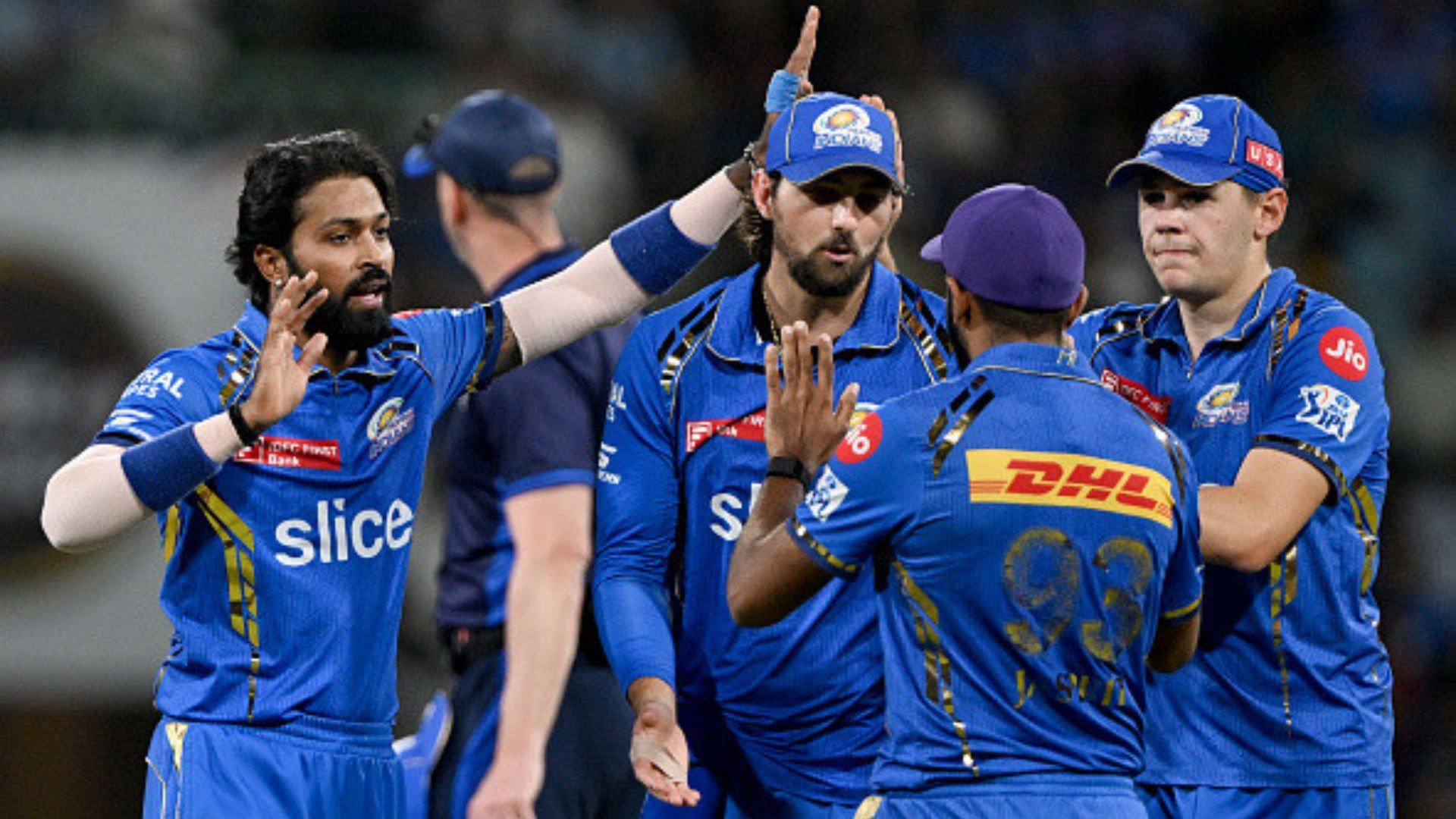 Mumbai Indians : IPL 2024 सीजन की प्लेऑफ रेस से बाहर हुई मुंबई इंडियंस! हार्दिक पंड्या बतौर कप्तान नहीं पलट सके किस्मत लखनऊ के खिलाफ मैच के दौरान टीम के खिलाड़ियों संग हार्दिक पंड्या