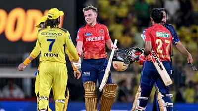 IPL 2024, Points Table : पंजाब से हार के बाद चेन्नई सुपर किंग्स के बदले समीकरण, आईपीएल अंकतालिका में हुआ ये फेरबदल पंजाब के कप्तान सैम करन से मैच के बाद हाथ मिलाते एमएस धोनी