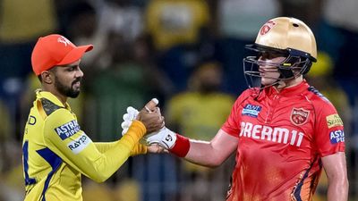 IPL 2024 Orange & Purple Cap : विराट कोहली से CSK के कप्तान ऋतुराज गायकवाड़ ने छीनी ऑरेंज कैप तो जसप्रीत बुमराह का पर्पल कैप पर कब्ज़ा मैच के बाद पंजाब के कप्तान सैम करन से हाथ मिलाते ऋतुराज गायकवाड़
