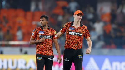 SRH vs RR: सनराइजर्स हैदराबाद ने आखिरी 12 गेंद में पलटा मैच, भुवनेश्वर कुमार के चमत्कार से राजस्थान रॉयल्स के शिकंजे से छीनी जीत और एक रन से मारी बाजी राजस्थान रॉयल्स के खिलाफ नटराजन और पैट कमिंस ने कसी हुई बॉलिंग की.