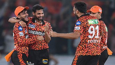 SRH vs RR: आखिरी ओवर में 12 रन बचाने की जरूरत, फिर सनराइजर्स हैदराबाद को बीच मैच में मिली सजा, यहां देखिए छह गेंदों का हाईवोल्टेज रोमांच, Video टीम की जीत का जश्न मनाते भुवनेश्वर कुमार (बाएं से दूसरे)