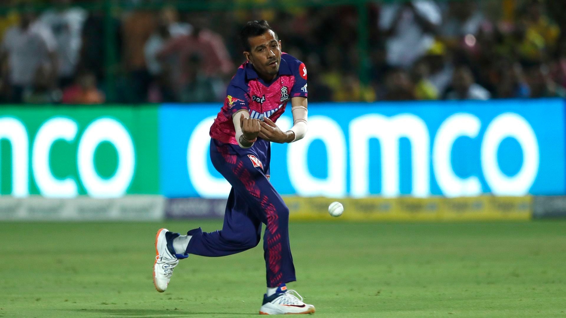 चहल के स्‍पैल में 12 छक्‍के, T20 World Cup की टीम में जगह मिलते ही भारतीय स्‍टार ने क्‍या कर दिया? IPL इतिहास में ऐसा करने वाले पहले गेंदबाज बने 