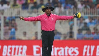 T20 World Cup 2024 के लिए 20 अंपायर और 6 मैच रेफरी के नामों का हुआ ऐलान, भारत के इन तीन लोगों को मिला अहम रोल वर्ल्ड कप 2023 के एक मैच में अंपायरिंग के दौरान वाइड सिग्नल देते नितिन मेनन