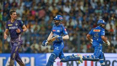 MI vs KKR : अय्यर की तूफानी बल्लेबाजी और स्टार्क के कहर से KKR ने मुंबई को उसके घर में किया ढेर, हार्दिक पंड्या की टीम IPL से हुई बाहर MI vs KKR मैच के दौरान मिचेल स्टार्क और मुंबई इंडियंस के बल्लेबाज