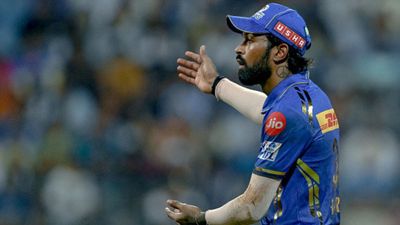 MI vs KKR : IPL ट्रॉफी जीत का सपना टूटने के बाद बिखरे मुंबई के कप्तान हार्दिक पंड्या, केकेआर से हार के बाद कहा - मैं गलत नहीं हूं तो... केकेआर के खिलाफ मैच के दौरान हार्दिक पंड्या