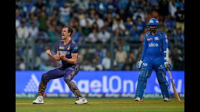 MI vs KKR: मैं अकेला गेंदबाज नहीं हूं...4 विकेट लेने के बाद मिचेल स्टार्क का आलोचकों पर हमला, खुद को बताया बूढ़ा बॉलर बुमराह का विकेट लेने के बाद जश्न मनाते मिचेल स्टार्क