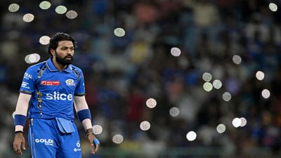 IPL Points Table 2024: कोलकाता नाइट राइडर्स से मिली हार के बाद मुंबई इंडियंस टूर्नामेंट से बाहर, जीत के बाद KKR इस पायदान पर हार के बाद निराश हार्दिक पंड्या