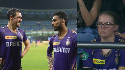 MI vs KKR, Video : 'अपनी पत्नी को कहां छिपा रखा था...', एलिसा हीली के आते ही स्टार्क ने झटके 4 विकेट तो वेंकटेश अय्यर ने दागा सवाल, मिला ये मजेदार जवाब मुंबई के खिलाफ मैच के बाद मिचेल स्टार्क और वेंकटेश अय्यर जबकि दूसरी तरफ स्टार्क की पत्नी एलिसा