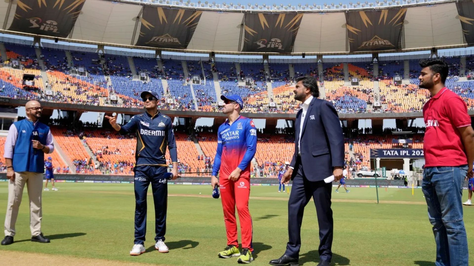 RCB vs GT : आरसीबी के कप्तान फाफ डुप्लेसी ने जीता टॉस, गुजरात की टीम में धाकड़ स्पिनर का डेब्यू, जानें दोनों टीमों की Playing XI 