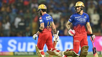 RCB vs GT : कोहली और फाफ के धमाके से आरसीबी ने गुजरात को घर में 4 विकेट से रौंदा, शुभमन गिल वाली टीम पर मंडराया प्लेऑफ से बाहर होने का संकट RCB vs GT मैच के दौरान विराट कोहली और फाफ डुप्लेसी
