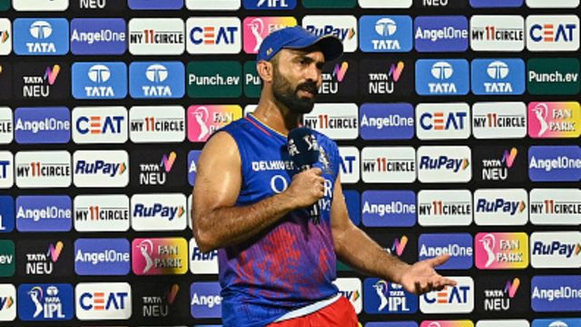 RCB vs GT : 25 रन में आरसीबी के गिरे 6 विकेट तो जीत दिलाने के बाद दिनेश कार्तिक की छूटी हंसी, कहा - मैंने चाय और कॉफ़ी सब... पोस्ट मैच प्रेजेंटेशन के दौरान दिनेश कार्तिक