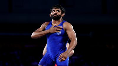 Paris Olympic: बजरंग पूनिया को डोप टेस्ट न देने के चलते किया गया सस्पेंड, पेरिस ओलिंपिक में हिस्सा लेने का टूट सकता है सपना जीत के बाज जश्न मनाते बजरंग पूनिया