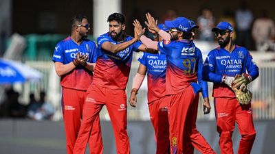 'सिराज के पिता का निधन हो गया फिर भी...', सुनील गावस्कर ने RCB के धाकड़ तेज गेंदबाज की बताई असली ताकत GT के खिलाफ मैच के दौरान विकेट लेने के बाद साथी खिलाड़ियों संग सिराज