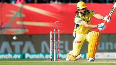 PBKS vs CSK : महेंद्र सिंह धोनी नंबर-9 पर बल्लेबाजी करने आए तो भड़क उठे इरफ़ान पठान, कहा - 42 के हो चुके हैं और CSK की मदद नहीं कर रहे... पंजाब के खिलाफ गोल्डन डक पर क्लीन बोल्ड होने के दौरान महेंद्र सिंह धोनी