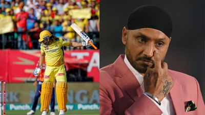 IPL 2024: 'धोनी को खेलना बंद कर देना चाहिए अगर उन्हें नंबर 9 पर बल्लेबाजी करनी है', हरभजन सिंह का बड़ा हमला क्लीन बोल्ड होते एमएस धोनी, कमेंट्री के दौरान हरभजन सिंह