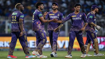 LSG vs KKR: बैन होते ही कोलकाता के खिलाड़ी की बदल गई चाल, BCCI को चिढ़ाया, विकेट लेने के बाद मनाया अलग तरह का जश्न विकेट लेने के बाद केकेआर के खिलाड़ियों संग जश्न मनाते हर्षित राणा