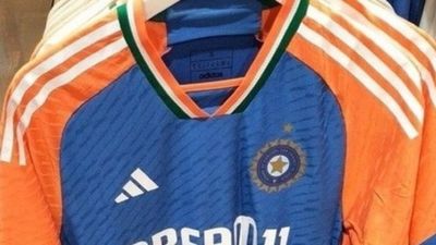 T20 WC 2024: टीम इंडिया की जर्सी की फोटो हुई लीक तो BCCI पर भड़के फैंस, कहा- इससे खराब कुछ नहीं टी20 वर्ल्ड कप 2024 के लिए टीम इंडिया की लीक जर्सी