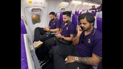 IPL 2024: कोलकाता नहीं पहुंच पाए KKR के खिलाड़ी, फ्लाइट की दिक्कत के चलते इस शहर में बितानी पड़ी रात फ्लाइट में फोन पर बात करते नीतिश राणा और फोन चलाते केकेआर के अन्य खिलाड़ी