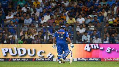 टी20 वर्ल्ड कप सेलेक्शन और प्रेस कॉन्फ्रेंस की वजह से IPL में खराब हुई रोहित शर्मा का फॉर्म, दिग्गज क्रिकेटर का बड़ा आरोप आउट होने के बाद पवेलियन लौटते रोहित शर्मा