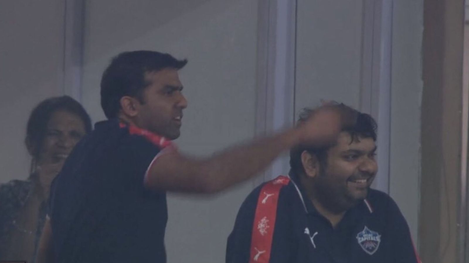 संजू सैमसन के आउट होने पर दिल्ली कैपिटल्स के मालिक ने कर दी ऐसी हरकत, नारे लगाकर चिढ़ाया, देखिए Video संजू सैमसन के आउट होने पर दिल्ली कैपिटल्स के मालिक ने कर दी ऐसी हरकत, नारे लगाकर चिढ़ाया, देखिए Video