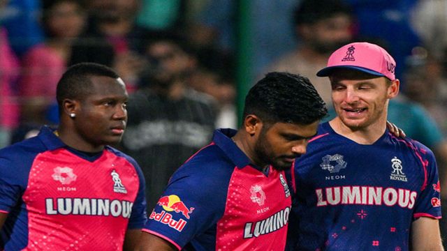 DC vs RR: संजू सैमसन लगातार दूसरी हार के बाद हो गए उदास, बोले- दिल्ली के बल्लेबाज ने मेरे दो... मैच के बाद एक दूसरे संग बात करते संजू सैमसन और जोस बटलर