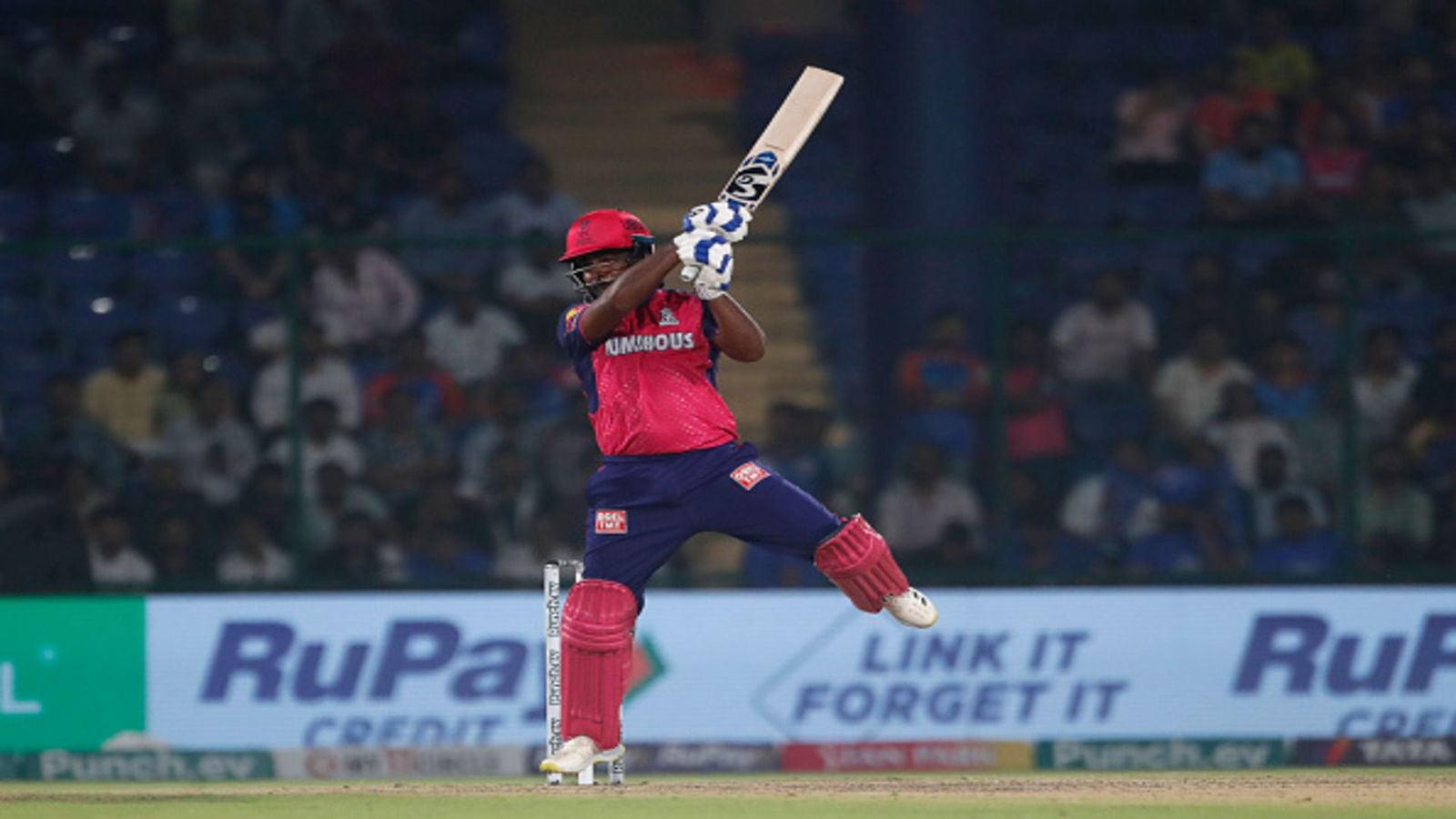 DC vs RR: संजू सैमसन की बल्लेबाजी के आगे विराट कोहली और रोहित शर्मा भी पस्त, राजस्थान के कप्तान का हल्ला बोल, बना डाला इतिहास DC vs RR: संजू सैमसन की बल्लेबाजी के आगे विराट कोहली और रोहित शर्मा भी पस्त, राजस्थान के कप्तान का हल्ला बोल, बना डाला इतिहास