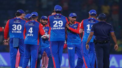 IPL Points Table: दिल्ली की जीत से पाइंट्स टेबल में ट्रैफिक जाम, अंतिम 4 की रेस में लखनऊ पिछड़ी, जानें दूसरी टीमों का हाल जीत दर्ज करने के बाद एक दूसरे को बधाई देते दिल्ली कैपिटल्स के खिलाड़ी