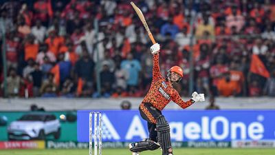 SRH vs LSG: सनराइजर्स हैदराबाद की 10 ओवर में 10 विकेट से जीत में बने IPL इतिहास के 10 सबसे बड़े रिकॉर्ड, यहां देखें पूरी लिस्ट लखनऊ सुपर जायंट्स के खिलाफ शॉट लगाते अभिषेक शर्मा
