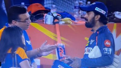 IPL 2024: 'केएल राहुल को अब...', फ्रेंचाइजी ऑनर से डांट पड़ने पर LSG के कप्तान को लेकर स्मिथ का बड़ा बयान हार के बाद केएल राहुल (दाएं) से बात करते संजीव गोयनका