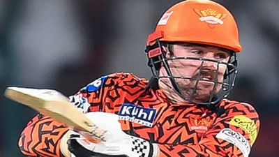 IPL 2024 Orange Cap-Purple Cap: ट्रेविस हेड के तूफान से कोहली की ऑरेंज कैप पर मंडराया खतरा, पर्पल कैप पर हर्षल पटेल की नजर लखनऊ के खिलाफ शॉट लगाते ट्रेविस हेड