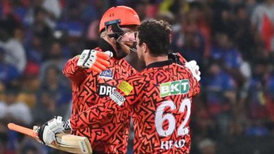 IPL 2024: सनराइजर्स हैदराबाद ने की छक्कों की ऐसी बौछार, धूल में मिल गए 16 सीजन के पुराने रिकॉर्ड हेनरिक क्लासन और ट्रेविस हेड के दम पर हैदराबाद ने आईपीएल 2024 में छक्कों की बारिश कर रखी है.