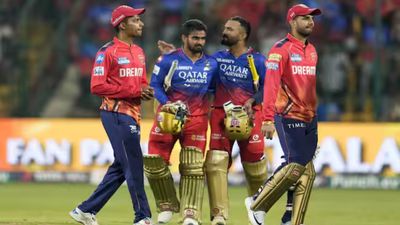 PBKS vs RCB: पंजाब ने टॉस जीत आरसीबी को बैटिंग के लिए बुलाया, दोनों टीमों से दो सुपरस्टार बाहर, देखिए Playing XI पंजाब और आरसीबी को आईपीएल प्लेऑफ के लिए सभी मैच जीतने होंगे.