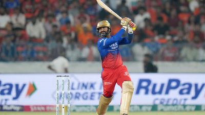 PBKS vs RCB: राहुल द्रविड़ से 13 साल बाद छिना आरसीबी से जुड़ा यह ताज, दिनेश कार्तिक ने किया कब्जा दिनेश कार्तिक आरसीबी के लिए सबसे पहले 2015 में खेले थे.