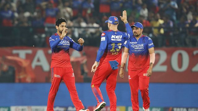 PBKS vs RCB: कोहली के कमाल से रॉयल चैलेंजर्स बेंगलुरु ने पंजाब किंग्स को 60 रन से पीटा, टूर्नामेंट से किया बाहर स्वप्निल सिंह (बाएं) ने पंजाब किंग्स के खिलाफ दो विकेट लिए थे.