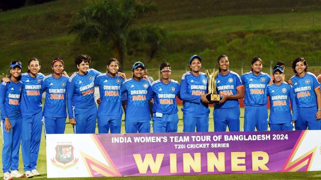 IND W vs BAN W: राधा यादव- स्मृति मांधना के दम पर भारत ने किया बांग्लादेश का क्लीन स्वीप, वर्ल्ड कप से पहले गरजीं कप्तान हरमनप्रीत कौर ट्रॉफी के साथ भारतीय महिला टीम (PC: BCB)