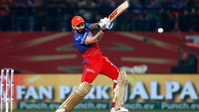 विराट कोहली के नाम वर्ल्ड रिकॉर्ड, दुनिया में पहली बार किसी बल्लेबाज ने किया ऐसा कमाल, RCB स्टार की उपलब्धि में तीन टीमों का हाथ पंजाब किंग्स के खिलाफ अपनी तूफानी पारी में शॉट लगाते विराट कोहली