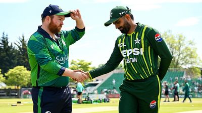 बाबर आजम की टीम का आयरलैंड ने बनाया तमाशा, जीत के बाद मजाक उड़ाते हुए कप्तान स्टर्लिंग ने कहा- पाकिस्तान को पहले बैटिंग कहो, फिर देखो वो... आयरलैंड के कप्तान पॉल स्टर्लिंग और पाकिस्तानी कप्तान बाबर आजम (दाएं)
