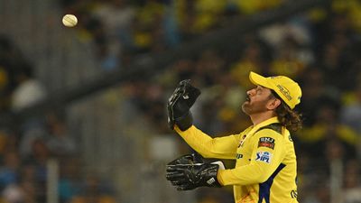 'धोनी मनोरंजन के लिए आते हैं, हार-जीत की किसी को परवाह नहीं', पूर्व कप्तान की बैटिंग पर वीरेंद्र सहवाग की दो टूक बॉल को हवा में थ्रो करते एमएस धोनी