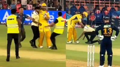 एमएस धोनी के 20 सेकेंड ने जीता दिल, मैदान में घुसे फैन को पकड़ने आए सिक्योरिटी को रोका, फिर कंधे पर हाथ रखकर समझाया, Video फैन के साथ एमएस धोनी