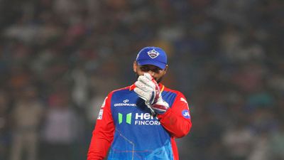 Rishabh Pant Suspended: ऋषभ पंत को किया गया सस्पेंड, दिल्ली कैपिटल्स के खिलाड़ियों को भी देने होंगे इतने लाख रुपए, BCCI ने दी बड़ी सजा मैच के दौरान चिंता में दिल्ली के कप्तान ऋषभ पंत