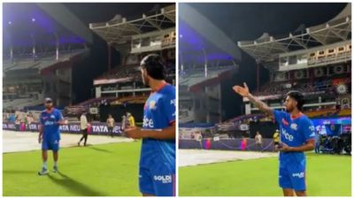 IPL 2024: 'गार्डन में आया है', रोहित शर्मा ने तिलक वर्मा को किया ट्रोल, युवा बैटर के जवाब से हिटमैन की हो गई बोलती बंद, VIDEO तिलक वर्मा को ट्रोल करते रोहित शर्मा