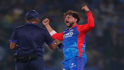 IPL 2024: दिल्ली के विदेशी क्रिकेटर का कुलदीप यादव पर बड़ा आरोप, कहा- वो मुझे नेट्स में गेंद नहीं करवाते हैं, मैं उनका... विकेट लेने के बाद जश्न मनाते कुलदीप यादव