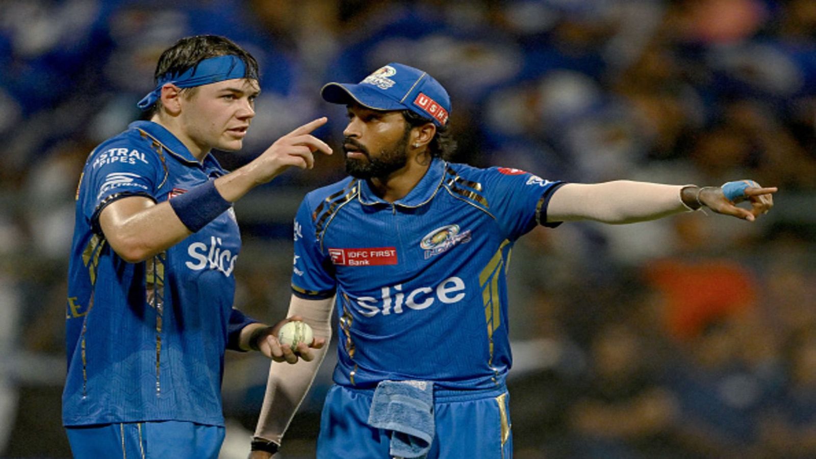 IPL 2024: कप्तानी विवाद में घिरे हार्दिक पंड्या पर मुंबई के गेंदबाज का बड़ा बयान कहा , वह खिलाड़ियों को… IPL 2024: कप्तानी विवाद में घिरे हार्दिक पंड्या पर मुंबई के गेंदबाज का बड़ा बयान कहा , वह खिलाड़ियों को…